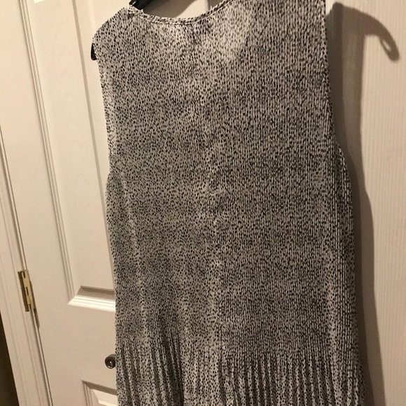 NWT- Nice polka dot pull over sleeveless top.  Pleated camisole blouse. - Picture 10 of 10